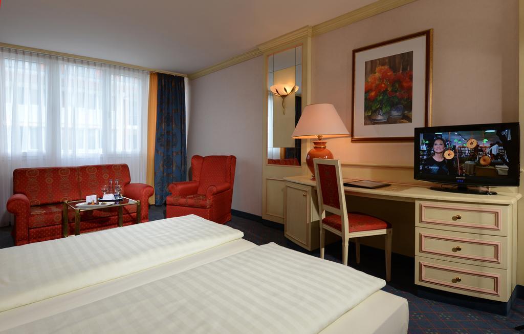 The Monarch Hotel Bad Goegging Room photo